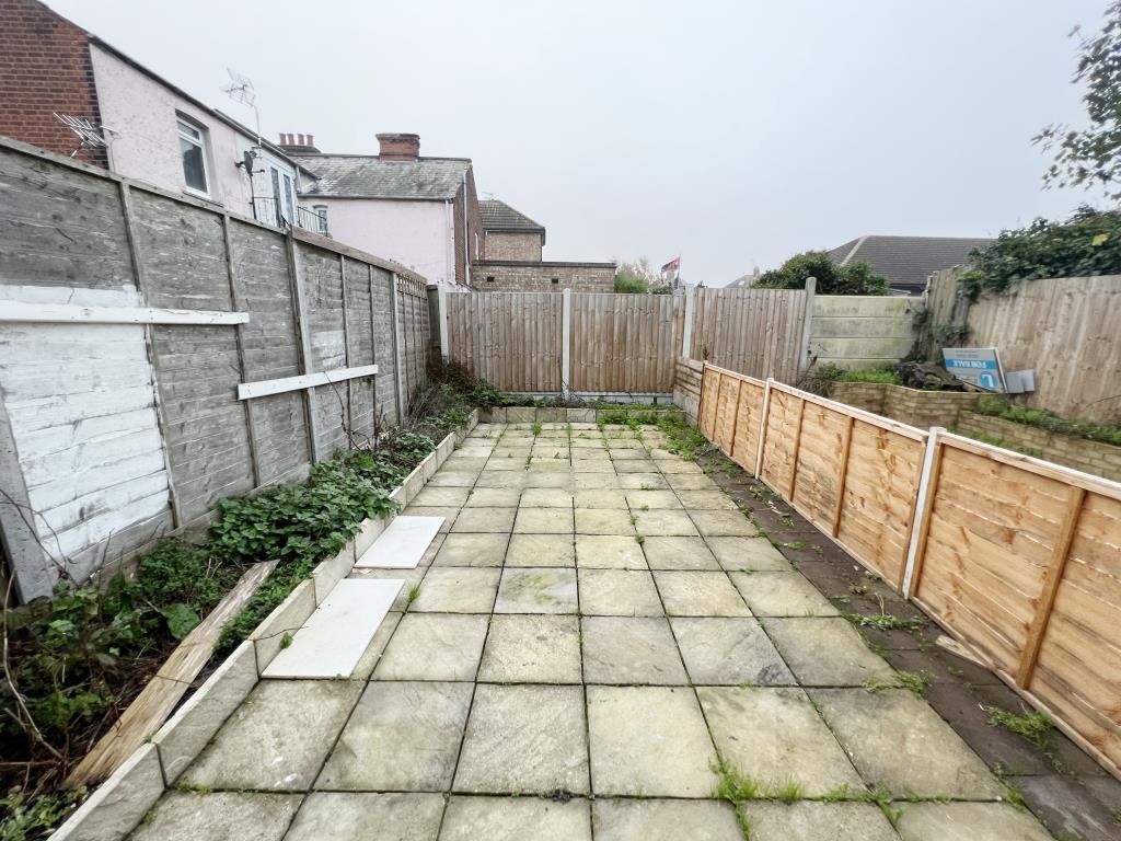 Lot: 124 - FREEHOLD DETACHED BUILDING ARRANGED AS TWO FLATS - 